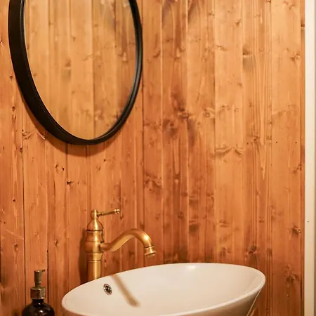 Heimbrygga Restaurant & Guest house Skrova